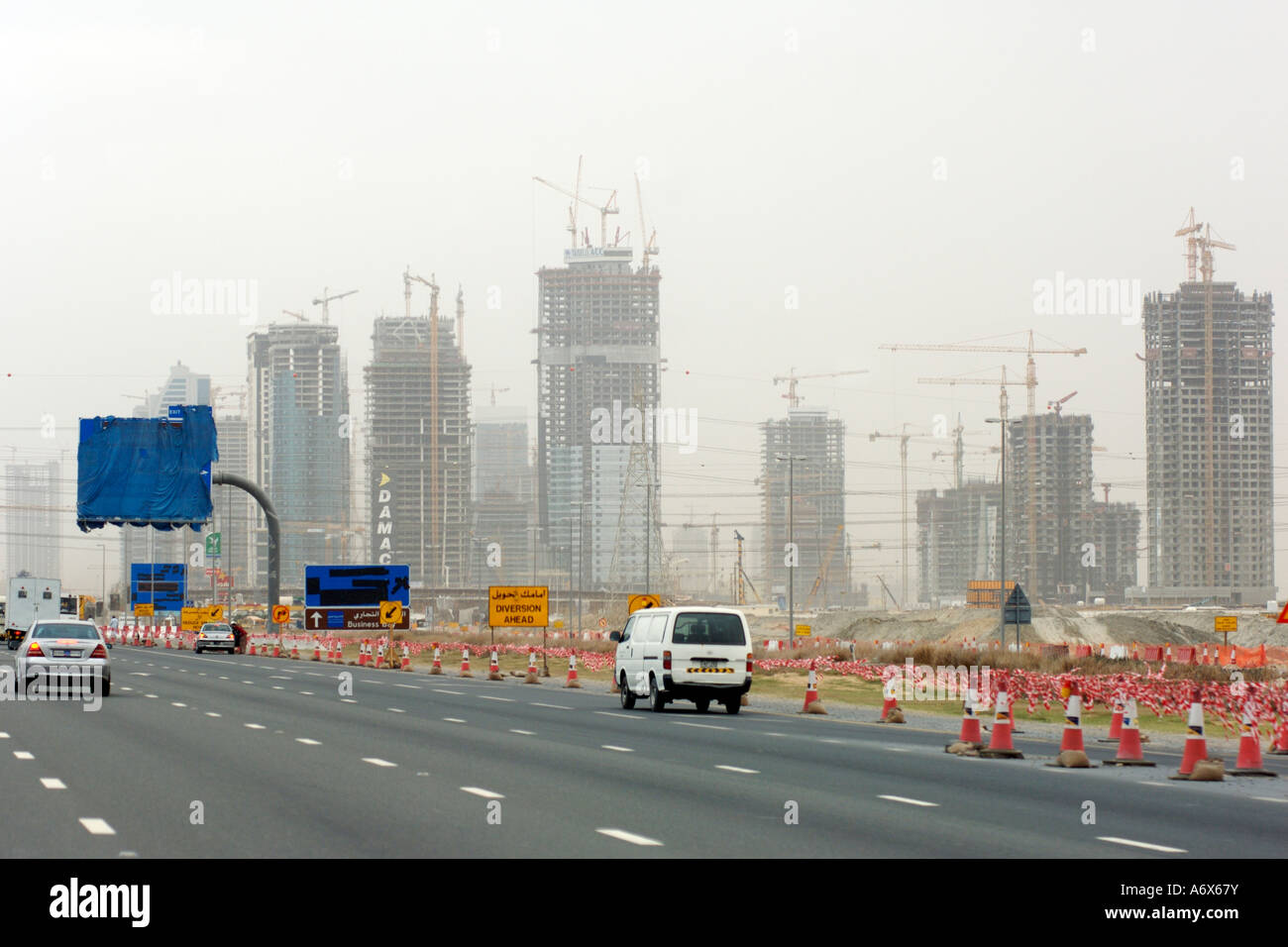 Struttura lungo la Sheikh Zayed Road nella periferia di Dubai negli Emirati Arabi Uniti. Foto Stock