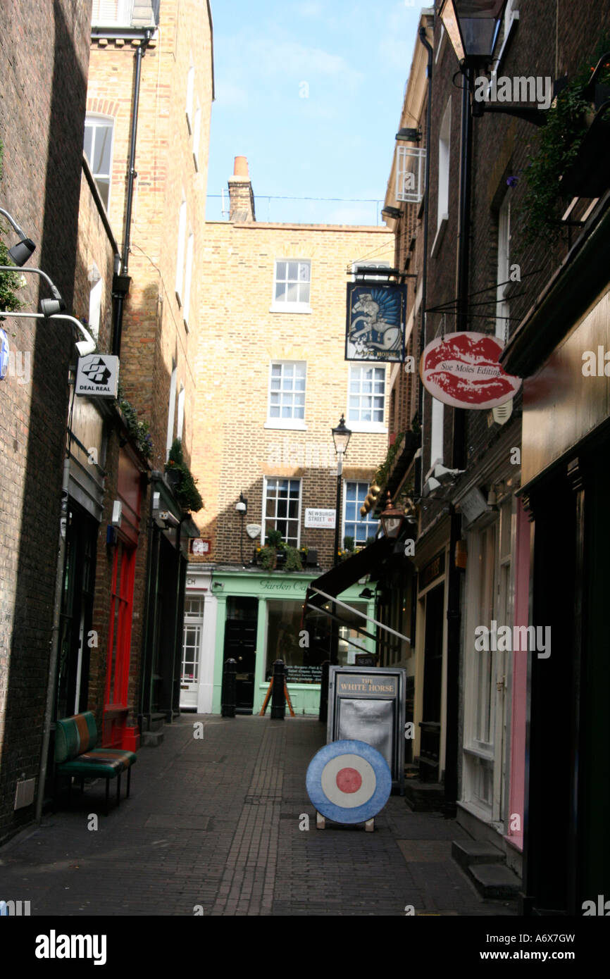 Lato alleato piena di negozi off Carnaby Street su un inverno freddo giorno di shopping, Londra uk. Foto Stock