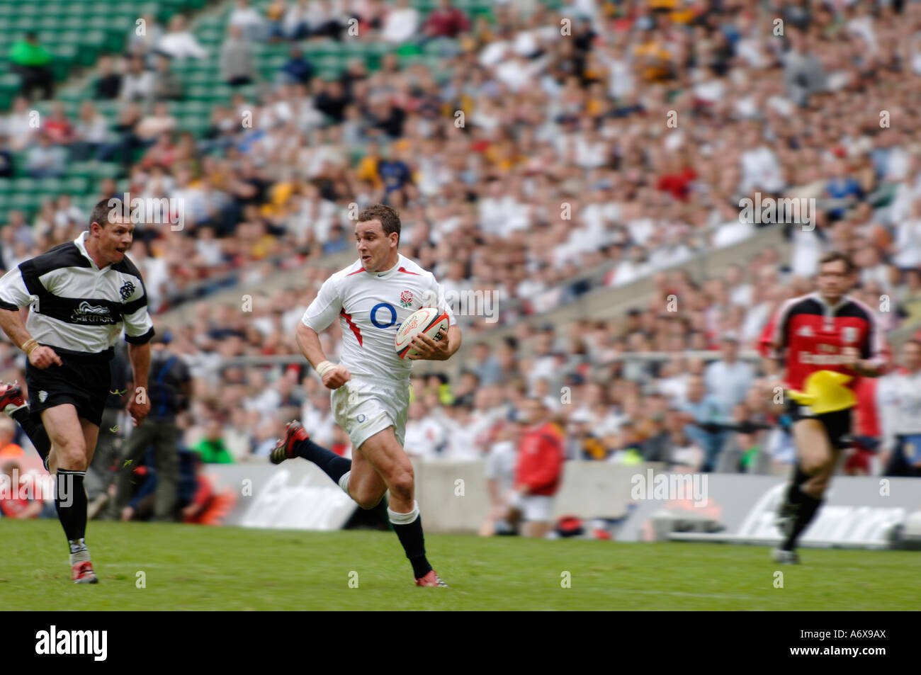 Olly Barkley inseguiti mentre gioco per Inghilterra contro i Barbari a Twickenham nel 2006 Foto Stock