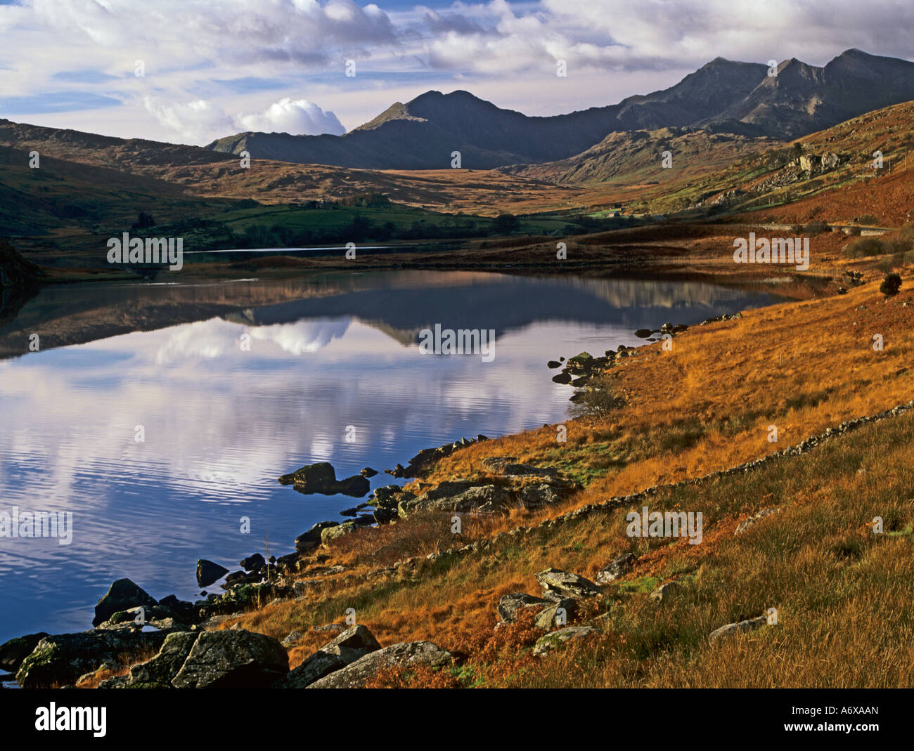 CAPEL CURIG CONWY GALLES del NORD Regno Unito dicembre Snowdon Yr Wyddfa da Llynnau Mymbyr alla luce del mattino presto Parco Nazionale di Eryri Snowdonia Foto Stock