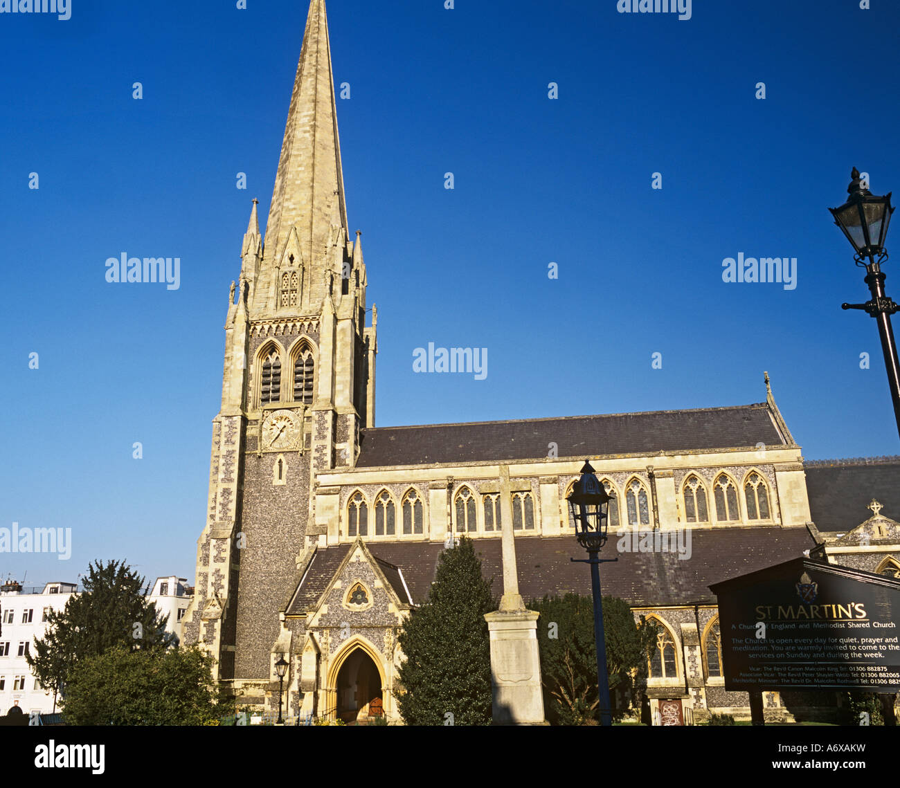 DORKING SURREY UK la chiesa parrocchiale di St Martins con la sua guglia uno dei più alti nel paese Foto Stock