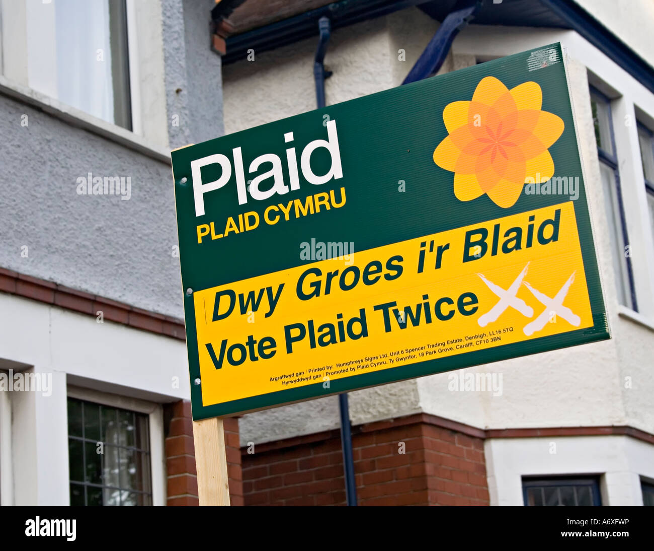 Pannello pubblicitario per il Plaid Cymru partito politico al di fuori di casa prima delle elezioni Cardiff Wales UK Foto Stock