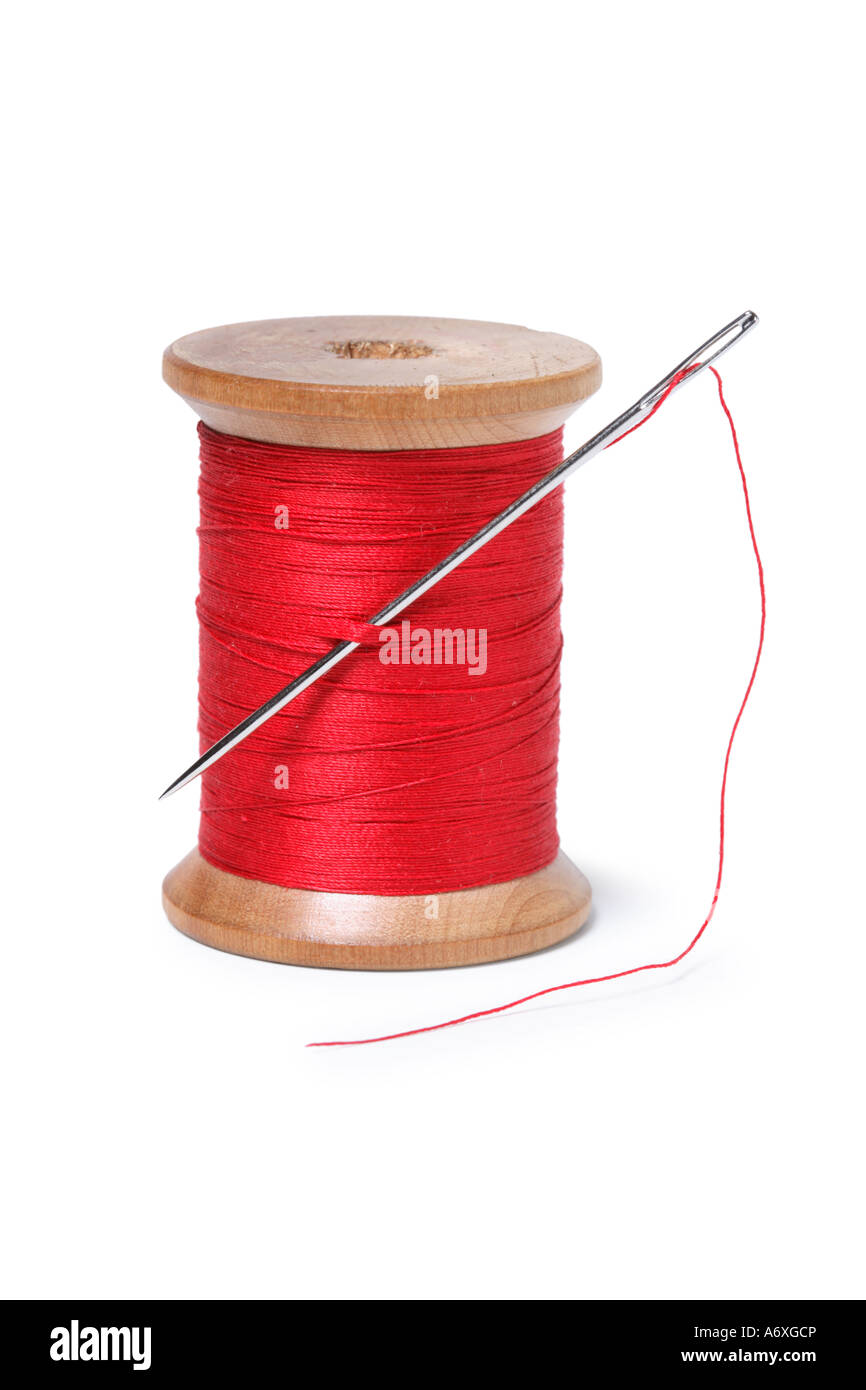 Bobina di filo rosso e ago ritagliata su sfondo bianco Foto Stock