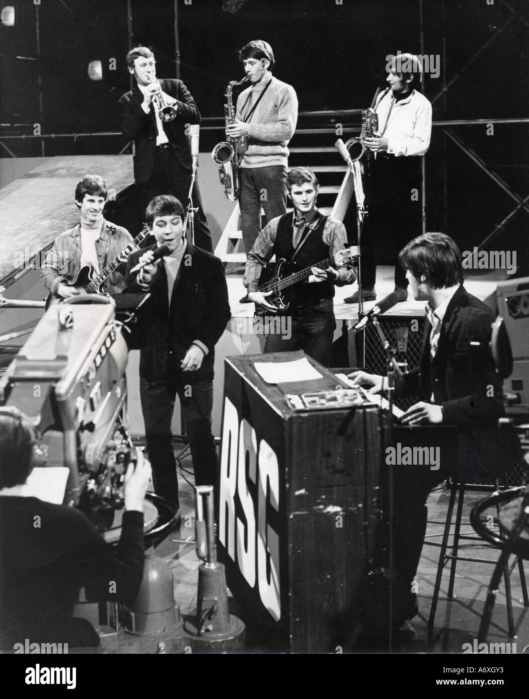 Animali UK pop band su Ready Steady Go TV show nel 1964 Foto Stock