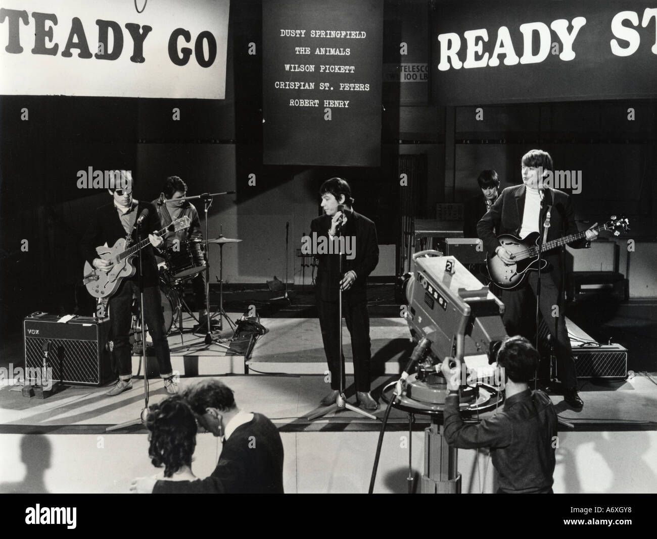 Animali UK pop band su Ready Steady Go TV show nel 1964 Foto Stock