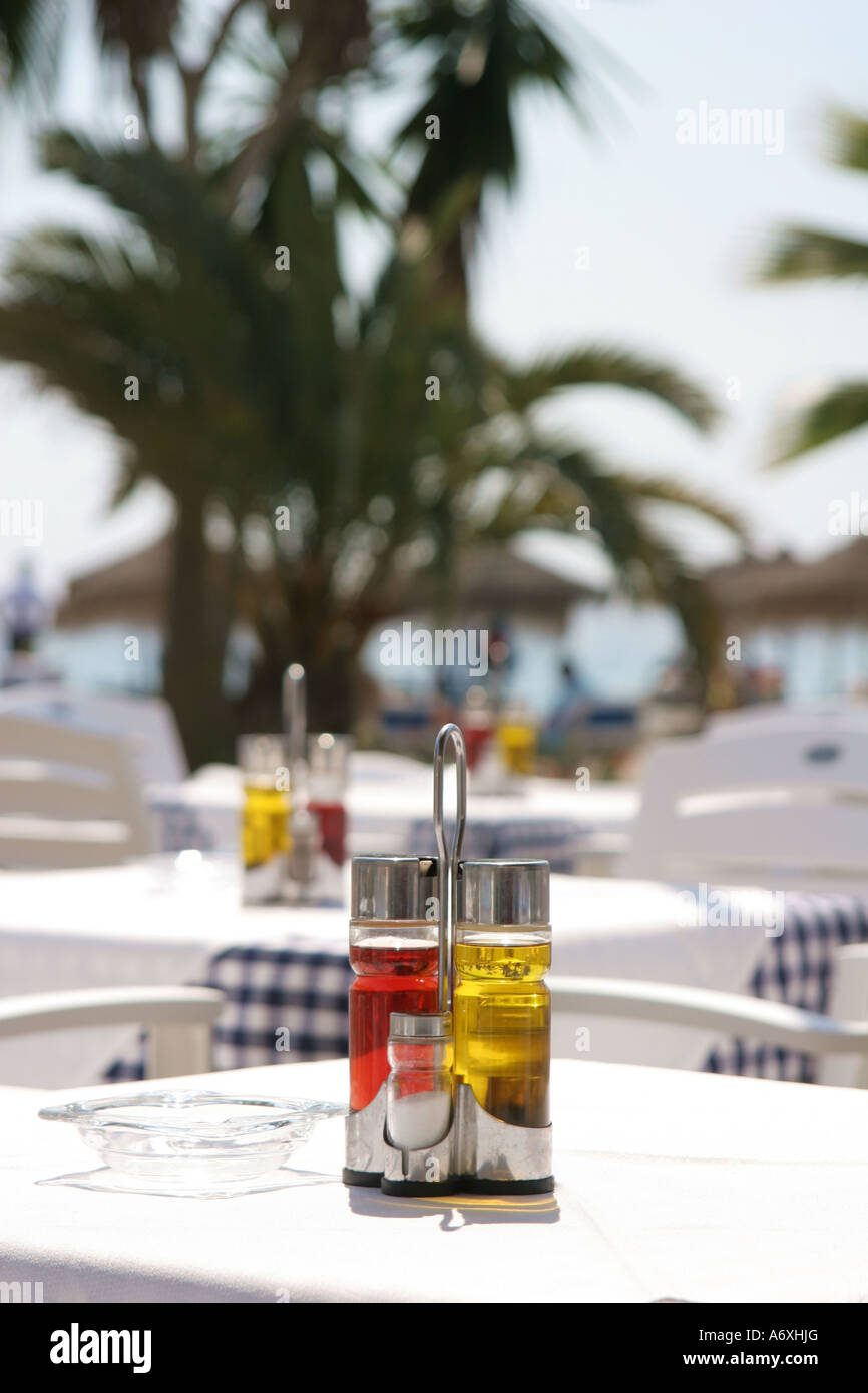 Cruets sulla spiaggia Cafe tabelle Foto Stock