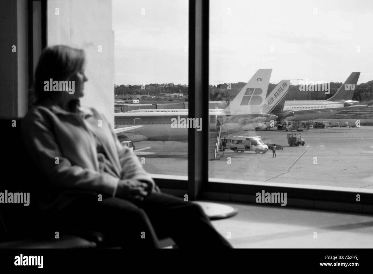 La donna in attesa in aeroporto Foto Stock