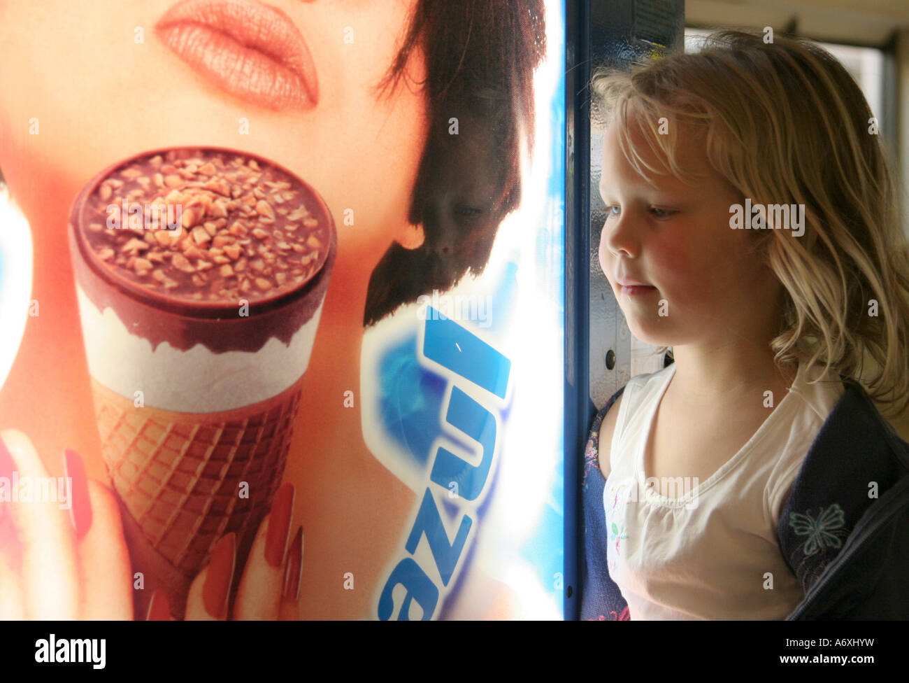 Ragazza giovane guardando icecream distributore Foto Stock