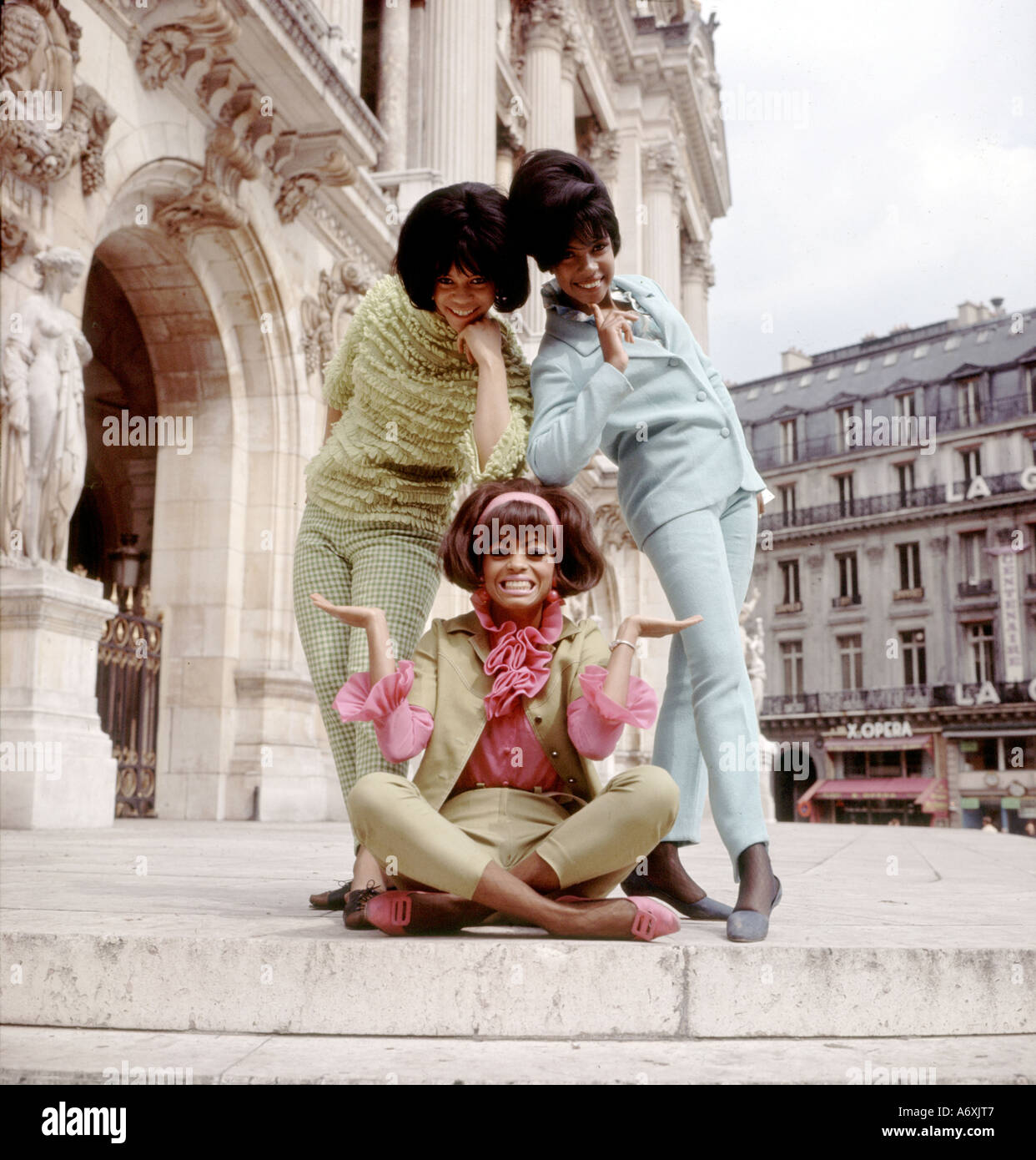 SUPREMES a Parigi nel 1968 da sinistra Firenze Ballard e Mary Wilson con Diana Ross seduto Foto Stock