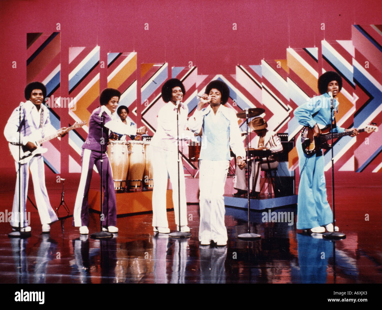 JACKSON CINQUE Motown gruppo con Michael Jackson al centro a destra in abito bianco Foto Stock