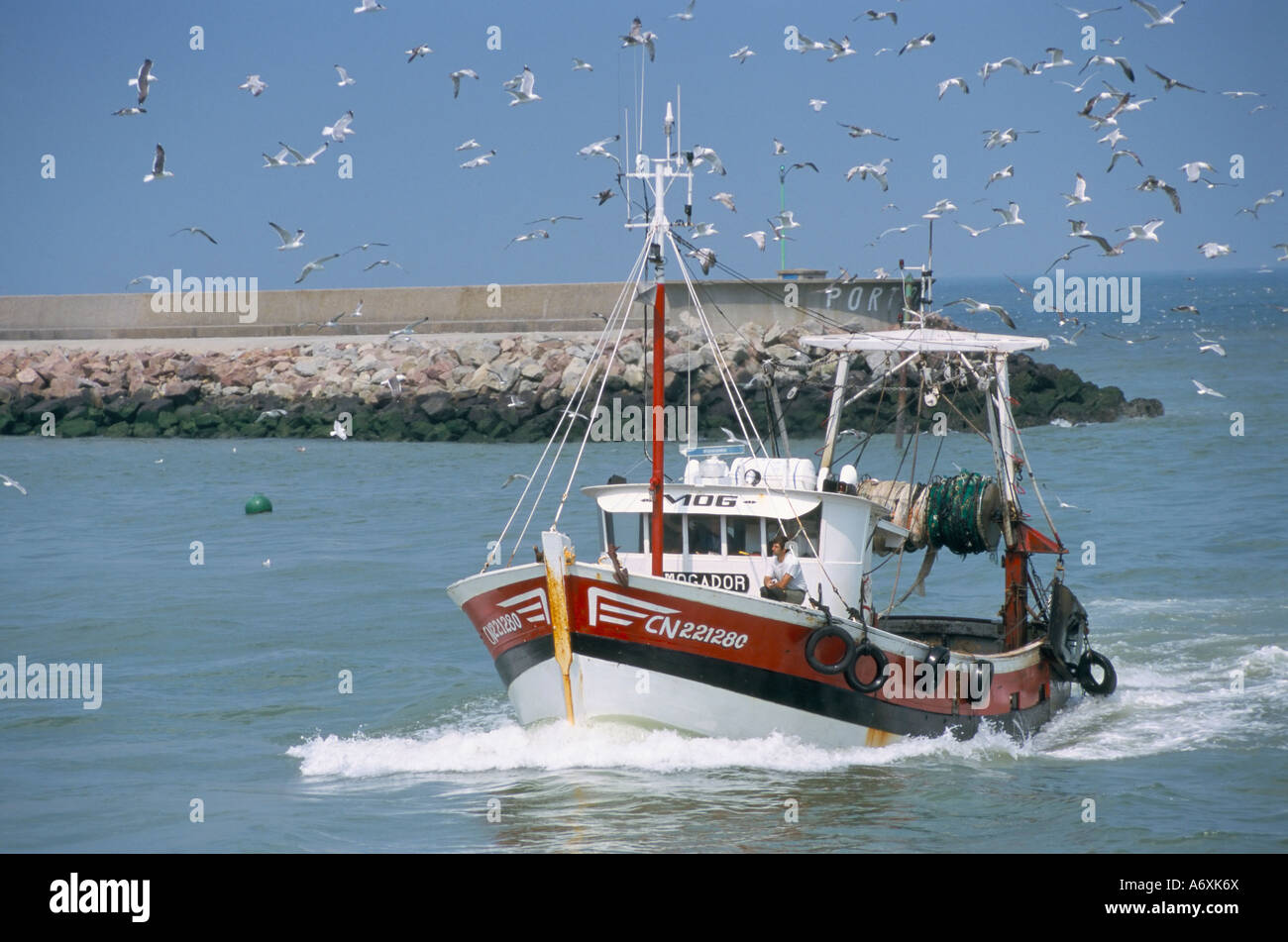 Barca da pesca tornando dalla pesca Deauville Normandia Francia Europa Foto Stock