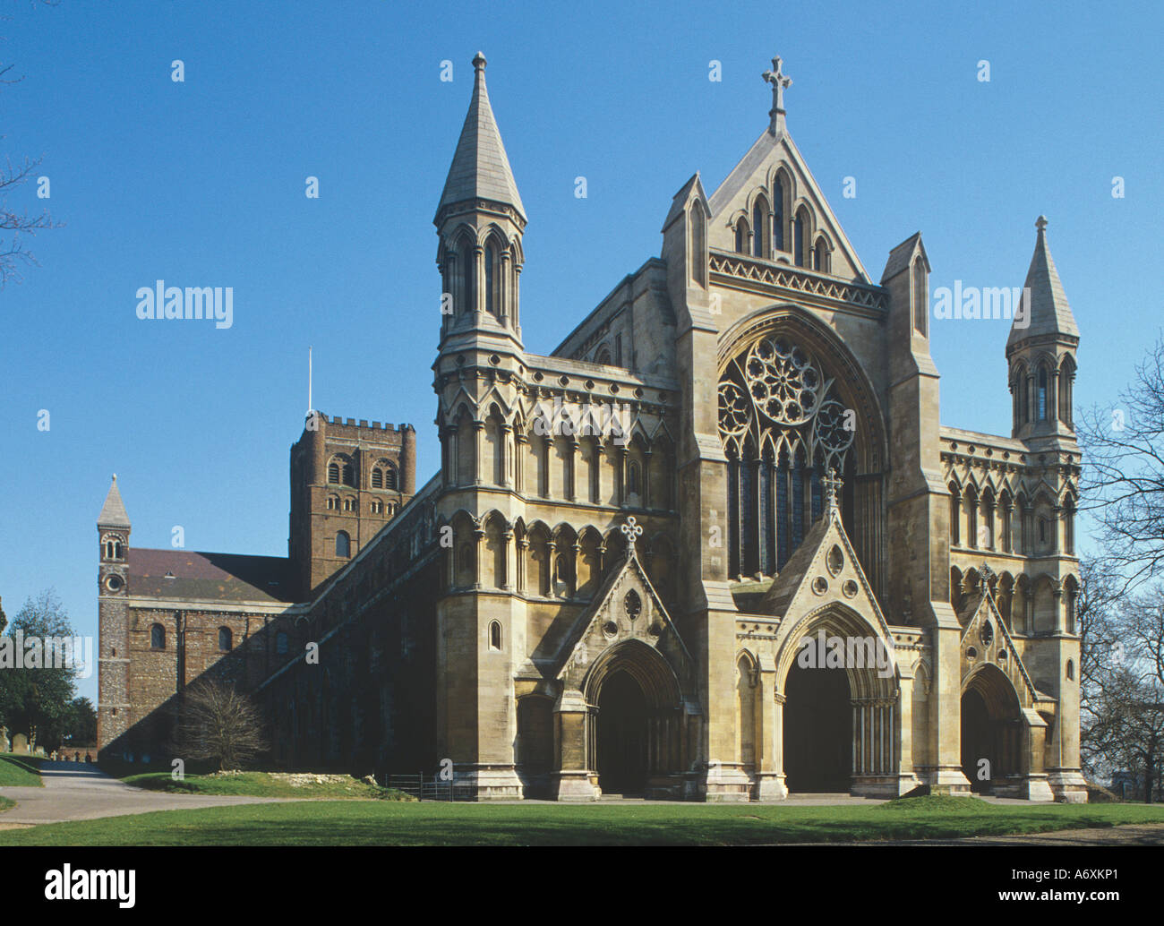 Il fronte ovest di St Albans Cathedral Hertfordshire La torre è principalmente costruito di HCFC rigenerati mattoni romani Foto Stock