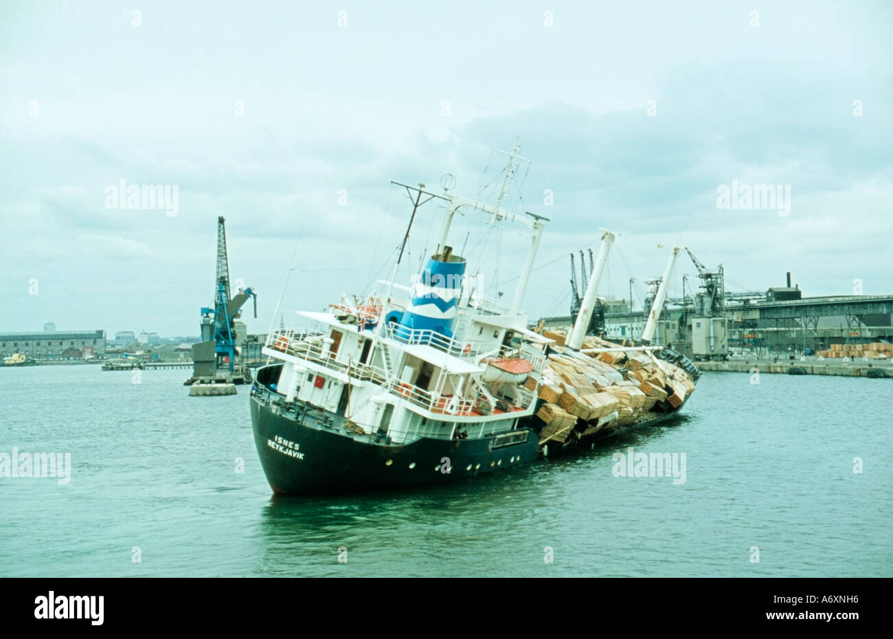 Elenco delle navi da carico in entrata nel porto, elenco pericoloso con un carico di legname a bordo di un ponte registrato d'acqua, assicurazione contro le tempeste, Dublino, Irlanda Foto Stock