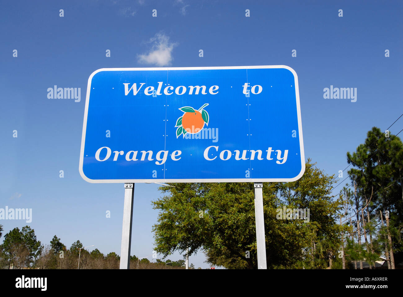 County Road Sign accogliente ai conducenti di Orange County Kissimmee Orlando Disney Area del parco a tema ci Florida Foto Stock