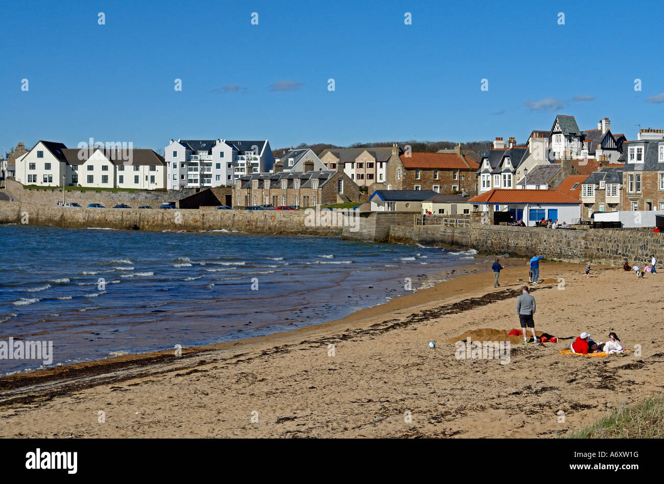 Elie spiaggia cittadina e Fife Scozia su una soleggiata giornata di primavera con Foto Stock