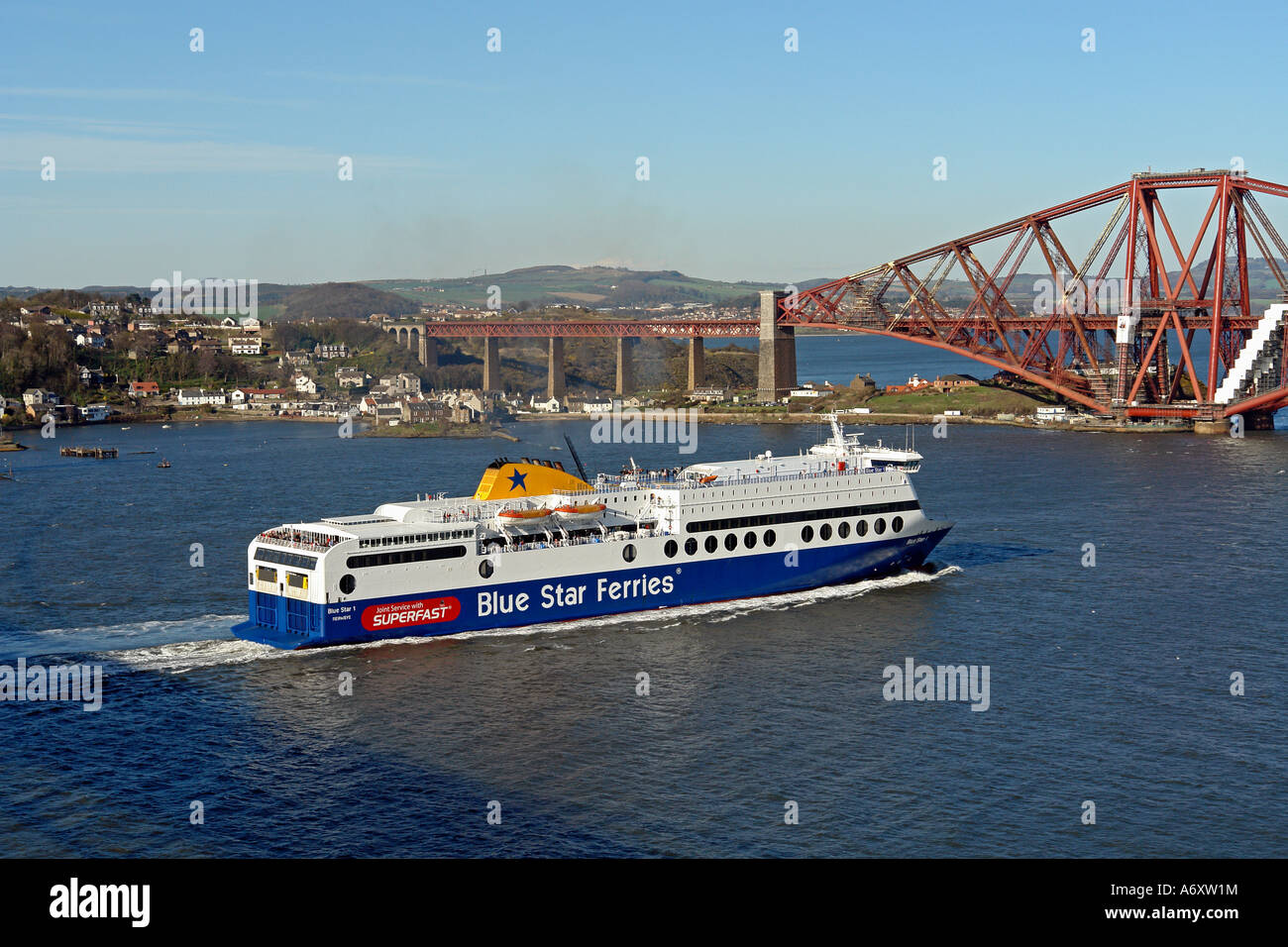 Blue Star 1 car ferry avvicinando il Ponte Forth Railway en route per Zeebrugge in Belgio da Rosyth nei pressi di Edimburgo Foto Stock