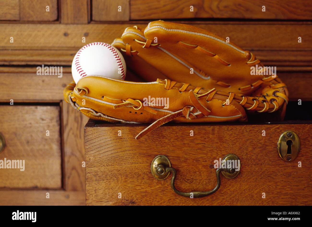 Il baseball e mitt nel cassetto Foto Stock