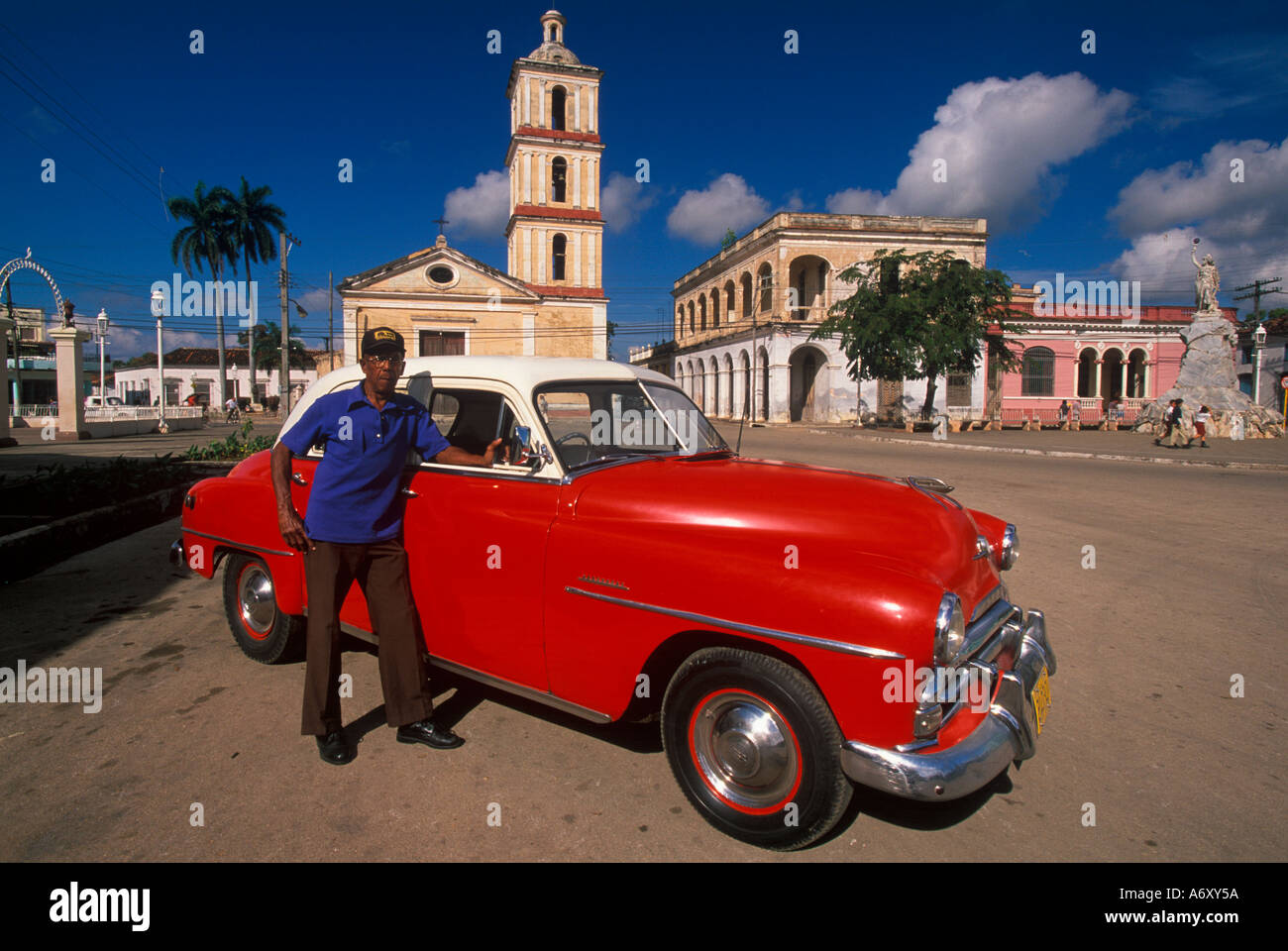 Taxi driver con il classico 1951 Plymouth auto, Parque Marti, Remedios, Cuba Foto Stock