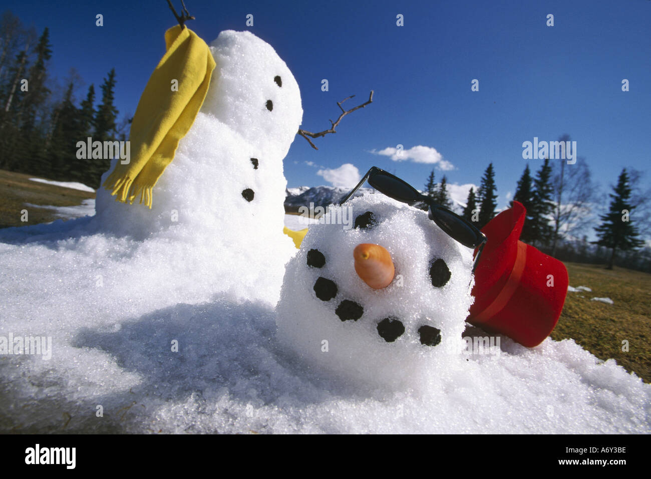 Pupazzo di neve di fusione in primavera tempo centromeridionale Alaska Foto Stock