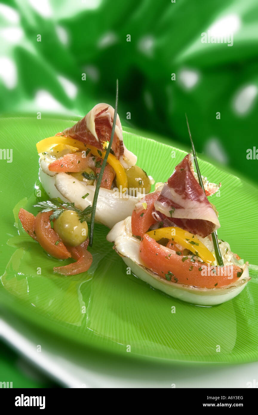 Seppie con pomodoro e olive Iberico Ghianda vinaigrette di prosciutto Foto Stock