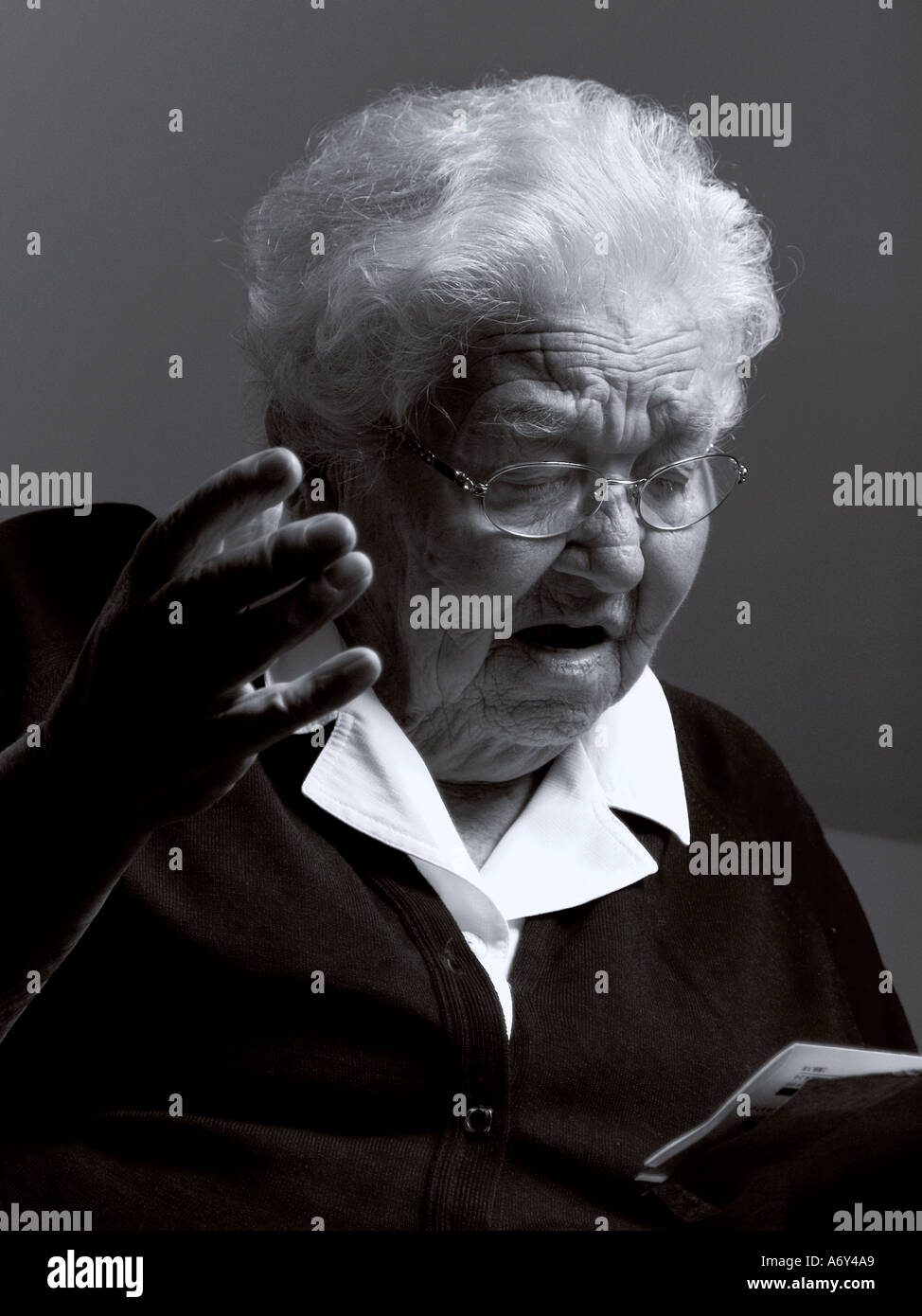 Anziana donna caucasica esprime shock per le cattive notizie Foto Stock