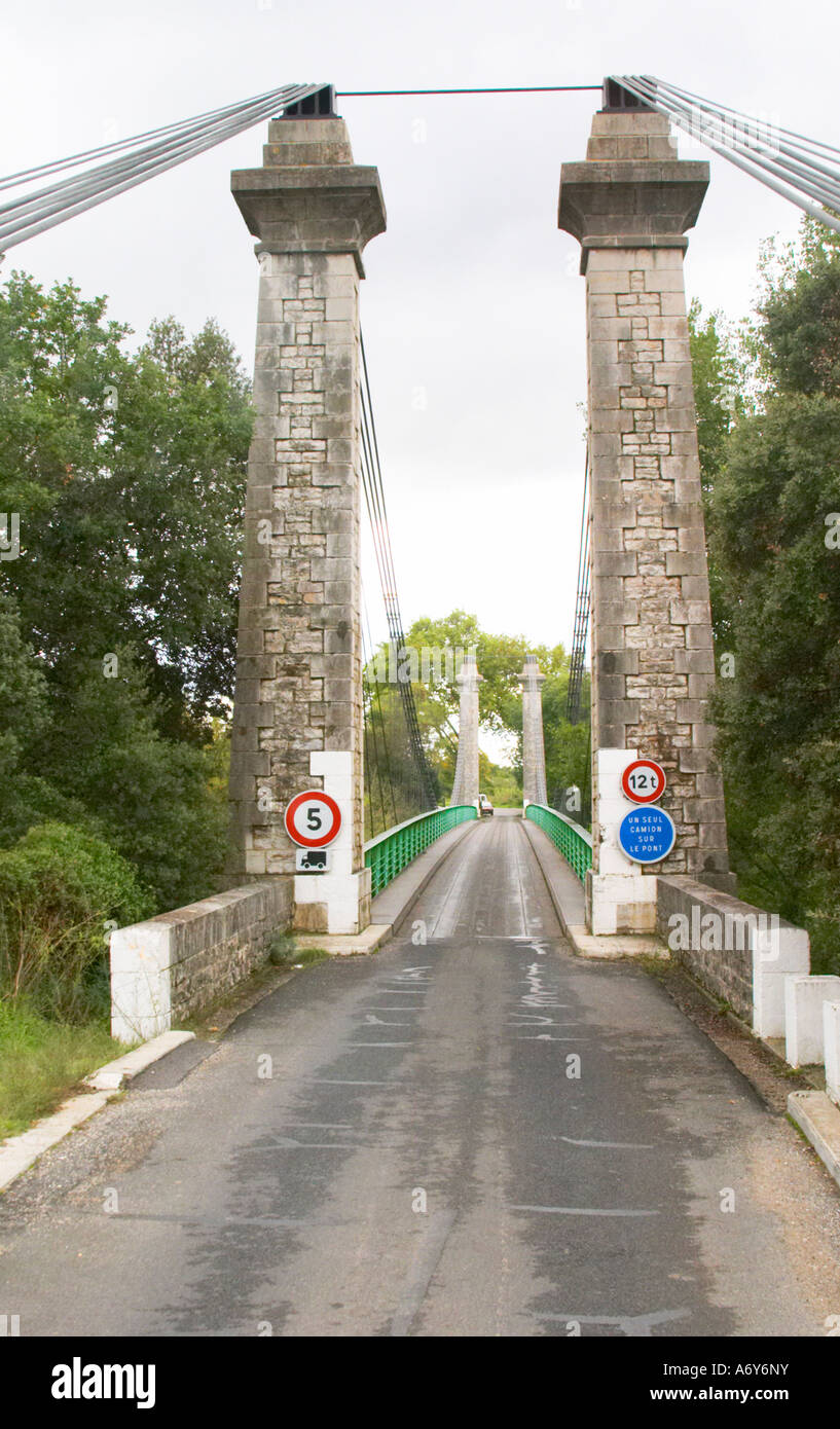 Ponte tra l'Herault fiume vicino a Gignac in Montpeyroux distretto. Languedoc. La Francia. L'Europa. Foto Stock