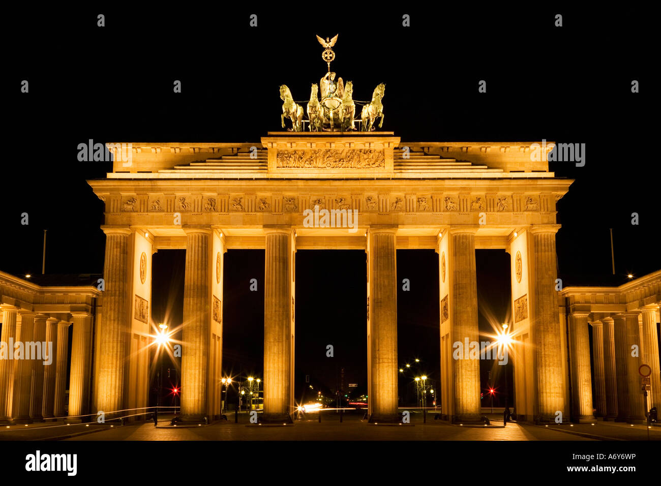 La Porta di Brandeburgo di notte Berlino Germania Foto Stock