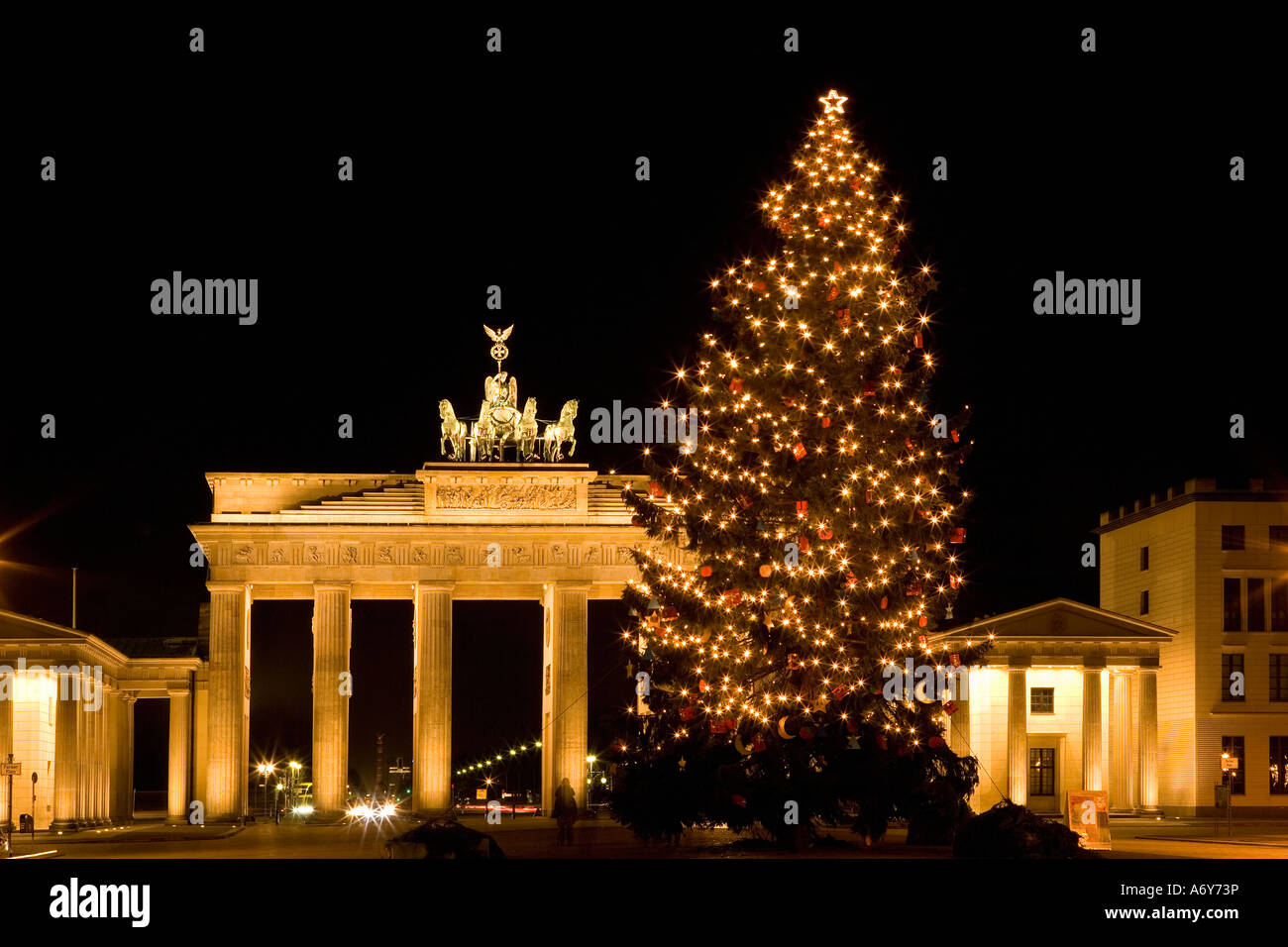Illuminato albero di Natale di fronte alla Porta di Brandeburgo a Berlino Germania Foto Stock