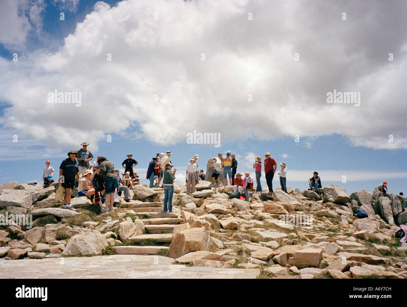 La folla di persone in piedi su una collina rocciosa Foto Stock