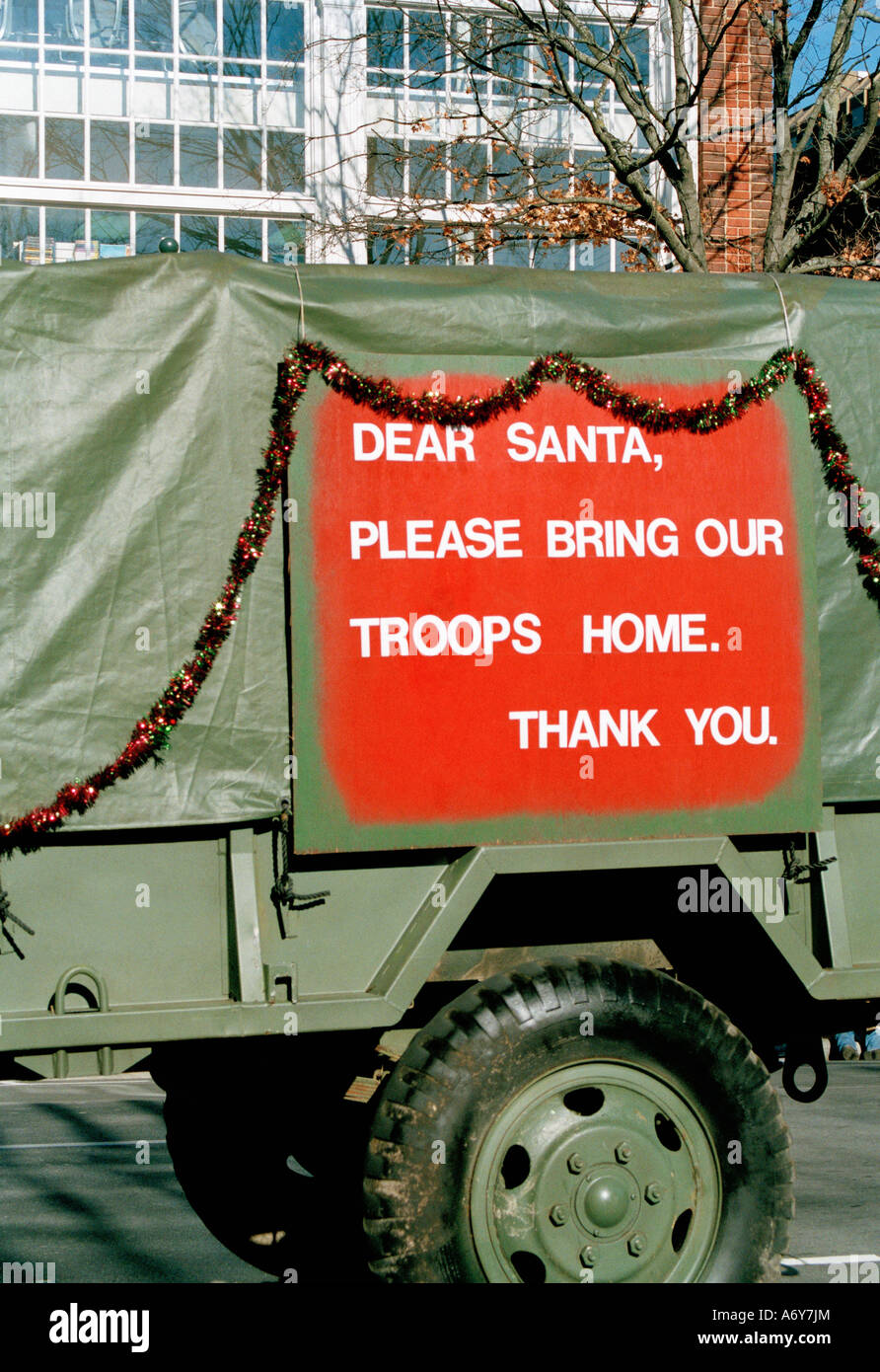 Lettera di Natale a Babbo Natale sul lato di un camion militare Foto Stock