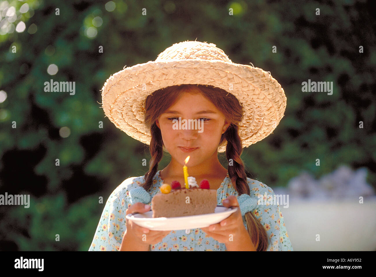 Ritratto di una ragazza con una torta nelle sue mani Foto Stock