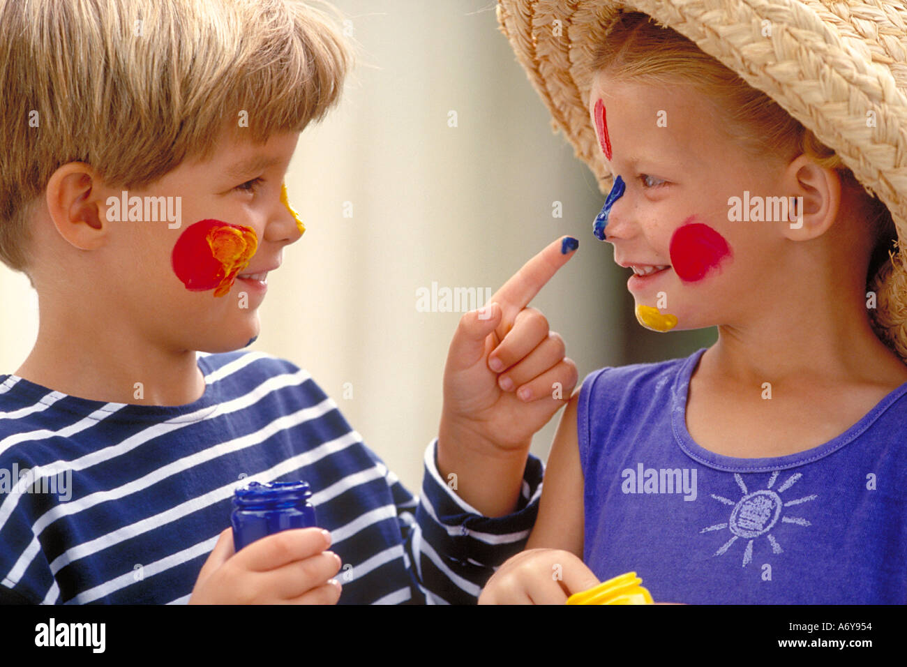 Ritratto di un ragazzo e una ragazza con la vernice sui loro volti Foto Stock