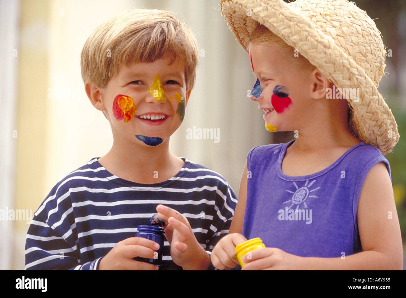 Ritratto di un ragazzo e una ragazza con la vernice sui loro volti Foto Stock