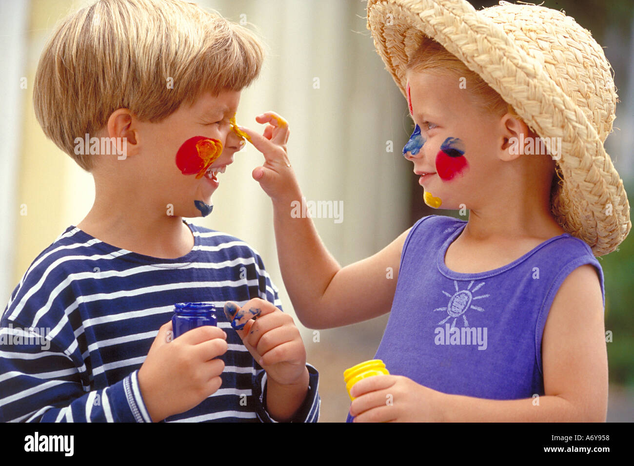 Ritratto di un ragazzo e una ragazza con la vernice sui loro volti Foto Stock