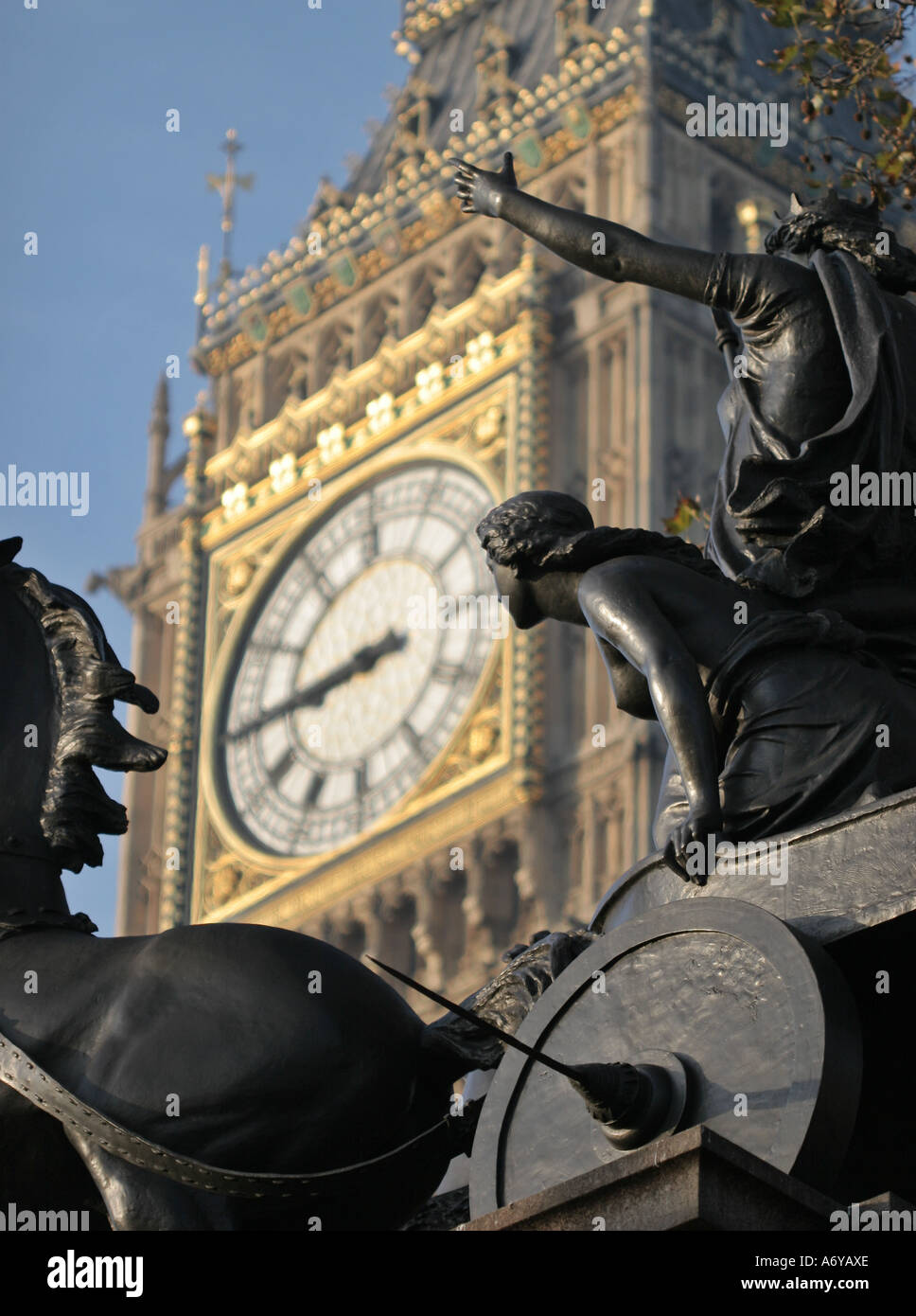 Bodicea con le sue figlie e St Stephens torre con orologio Westminster Foto Stock