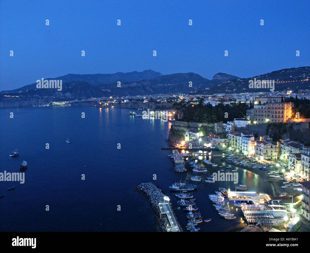 Porto di Sorrento e sulla baia di Napoli di Notte Foto Stock