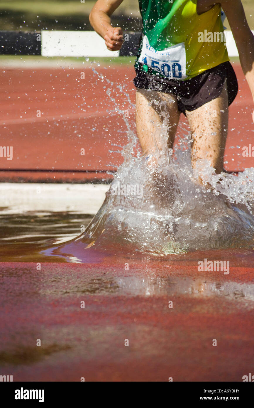 Uomo in acqua salta durante l evento di siepi Foto Stock