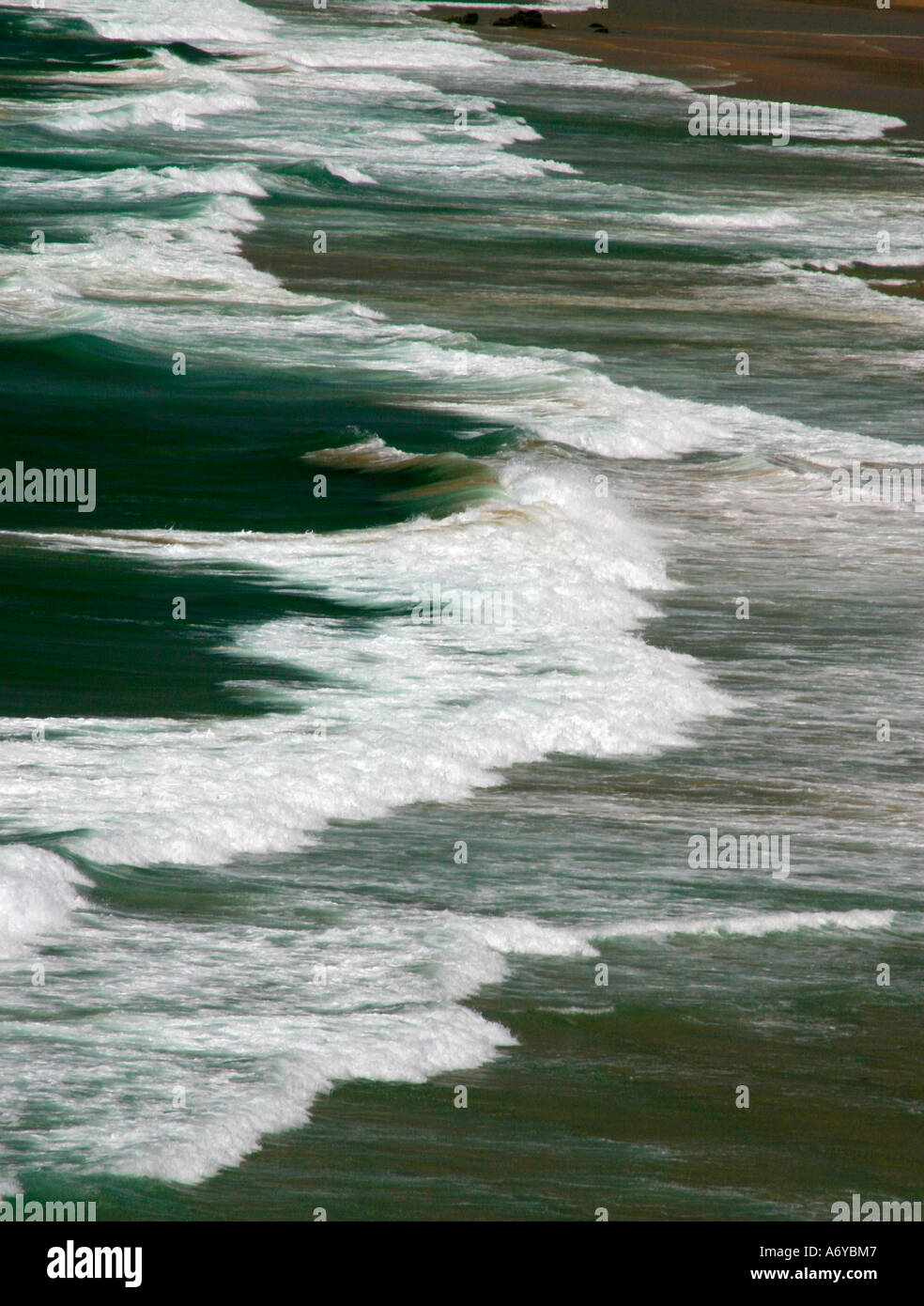 Vista delle onde che si infrangono sulla spiaggia Foto Stock