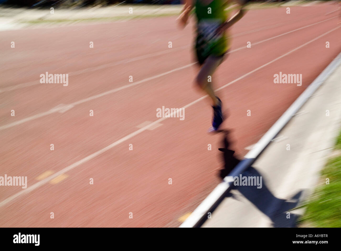 Atleta maschio in esecuzione su una traccia Foto Stock