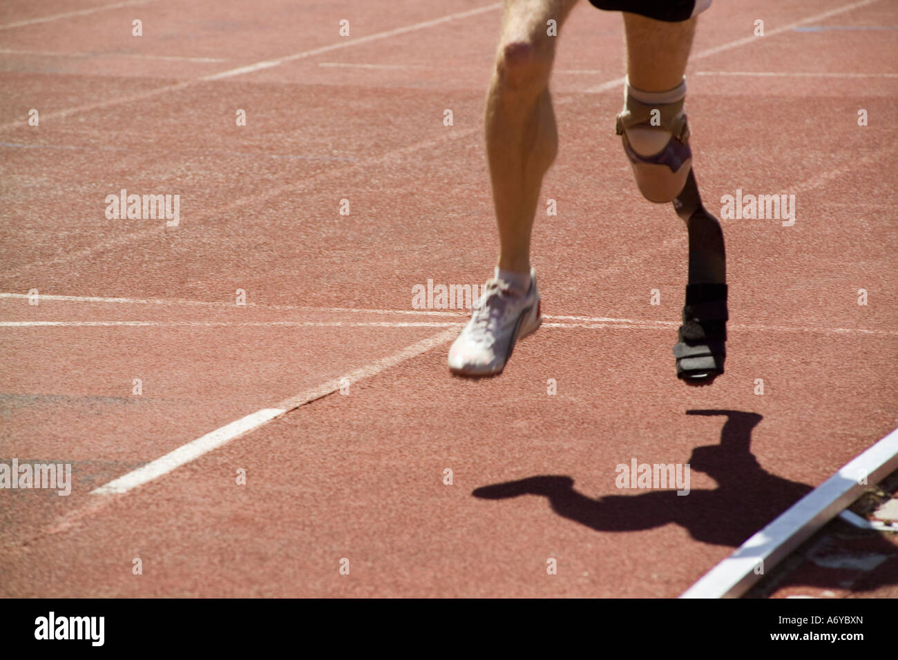 Atleta con una gamba protesico in esecuzione su una traccia Foto Stock