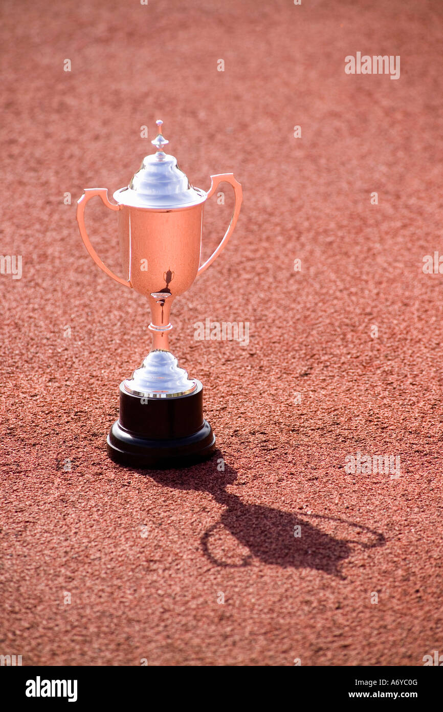 Trophy sul terreno in corrispondenza di un sport track Foto Stock