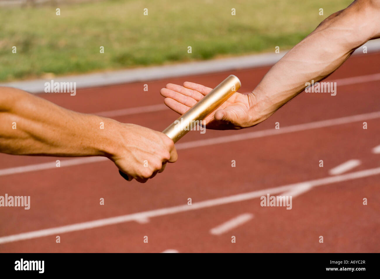 Due atleti lo scambio di un testimone durante una gara di relè Foto Stock