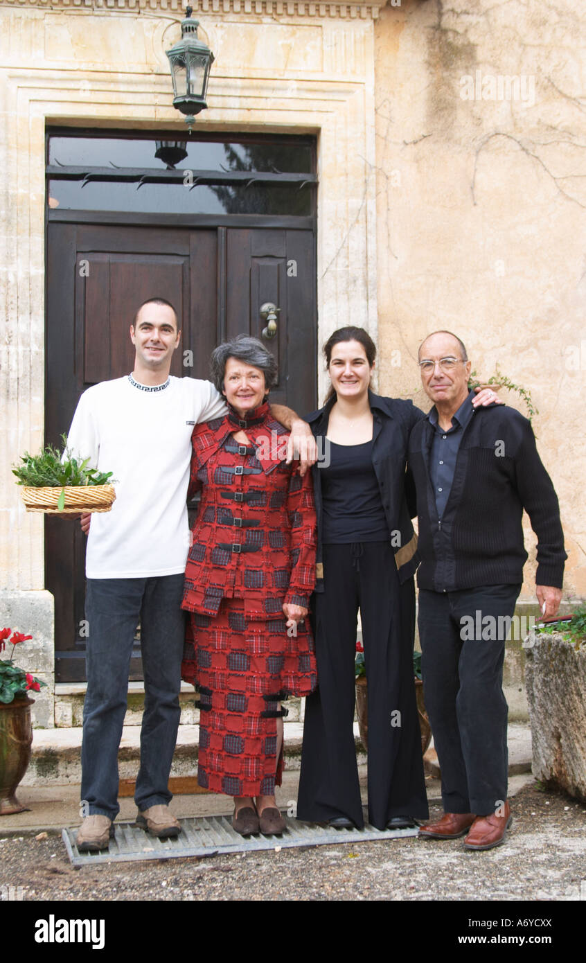 Geneviève Ponson, con marito e figli di Stephanie e Olivier Mas de Perry, Mas Nicot. Terrasses de Larzac. Languedoc. Proprietario viticoltore. La Francia. L'Europa. Foto Stock