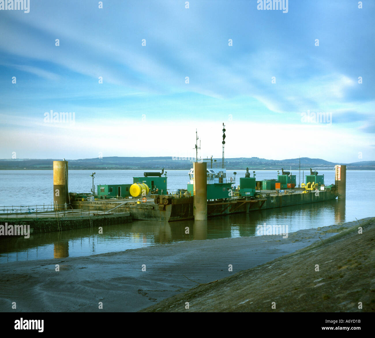 Pontoon utilizzato nella costruzione del secondo Severn crossing per effettuare pre-fabbricato sezioni ponte Vedi anche A4G9A8 Foto Stock