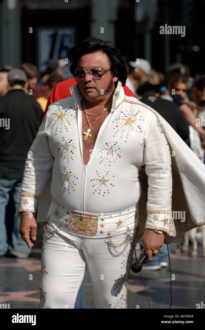 Elvis Presley il re famosi personaggi in costume cercare di essere fotografato con i turisti per suggerimenti lungo la Hollywood Boulevard Foto Stock