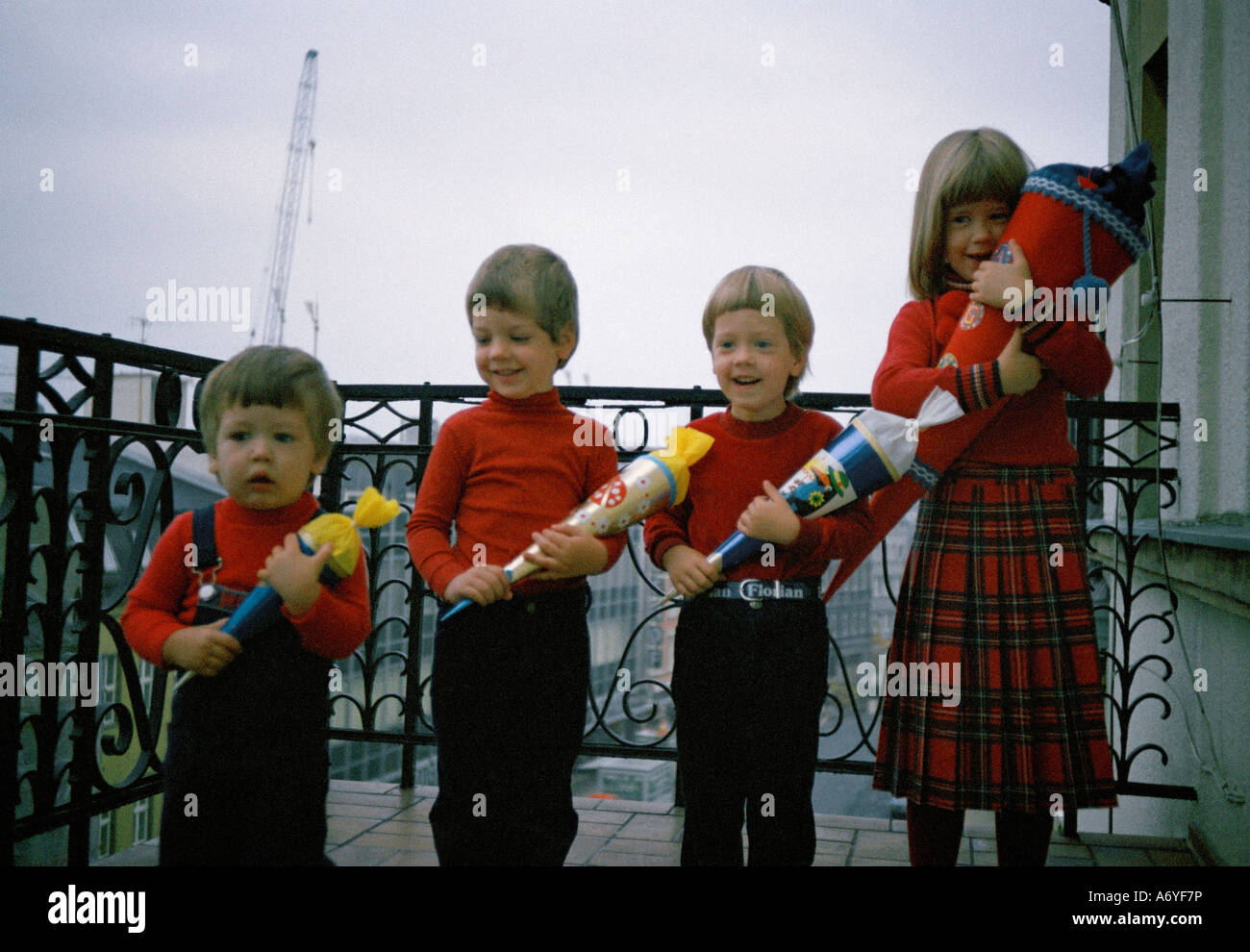 Quattro bambini in piedi in una riga Foto Stock