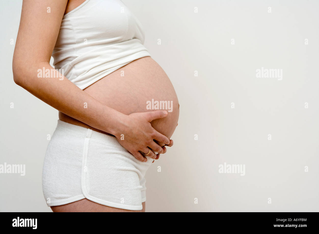 Vista laterale di una donna in stato di gravidanza Foto Stock