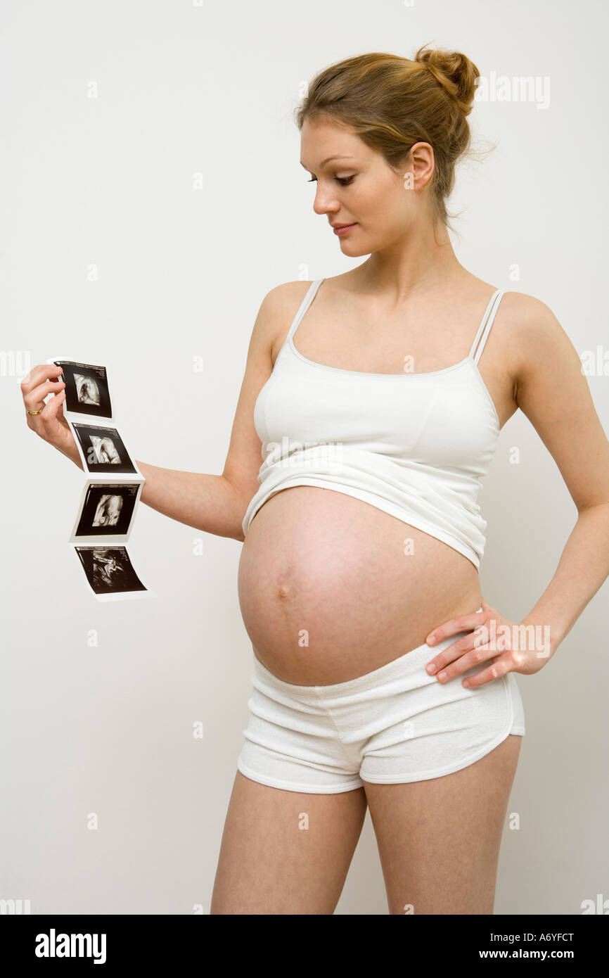 Donna incinta azienda immagini ad ultrasuoni Foto Stock