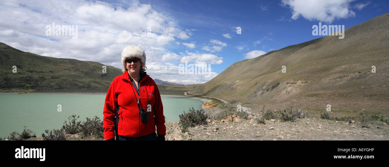 Turista nel Parco Nazionale Torres del Paine in Patagonia nel sud del Cile in Sud America Foto Stock