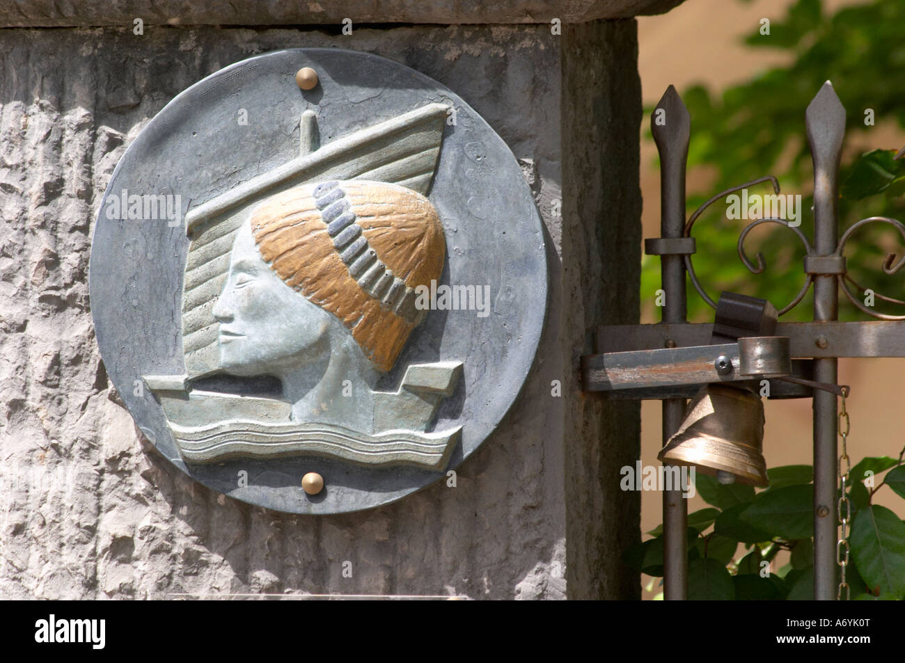 Domaine clos Marie. Pic St Loup. Languedoc. La Francia. L'Europa. Segno e la scultura al cancello di ingresso. Foto Stock